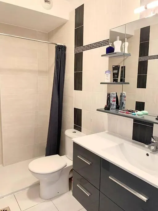 Charmant Studio Juan Les Pins: 30 Metres De La Mer Apartment  Juan-les-Pins